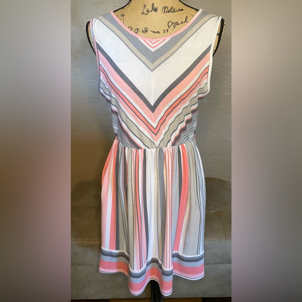 Lovely Melody Pink and Gray V-Neck Sundress Size XL PTP 18.5 has stretch EUC